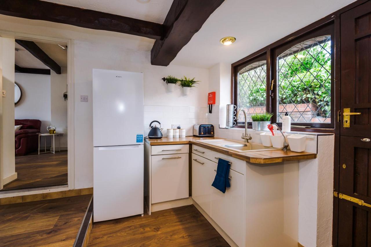 Sunshine Cottage By Happy Sunshine Stay Golborne Exterior photo